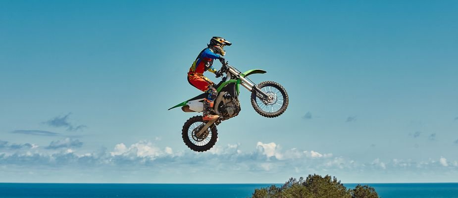 Por que sua luva de motocross faz calos? A verdade sobre fricção, manopla e performance no guidão